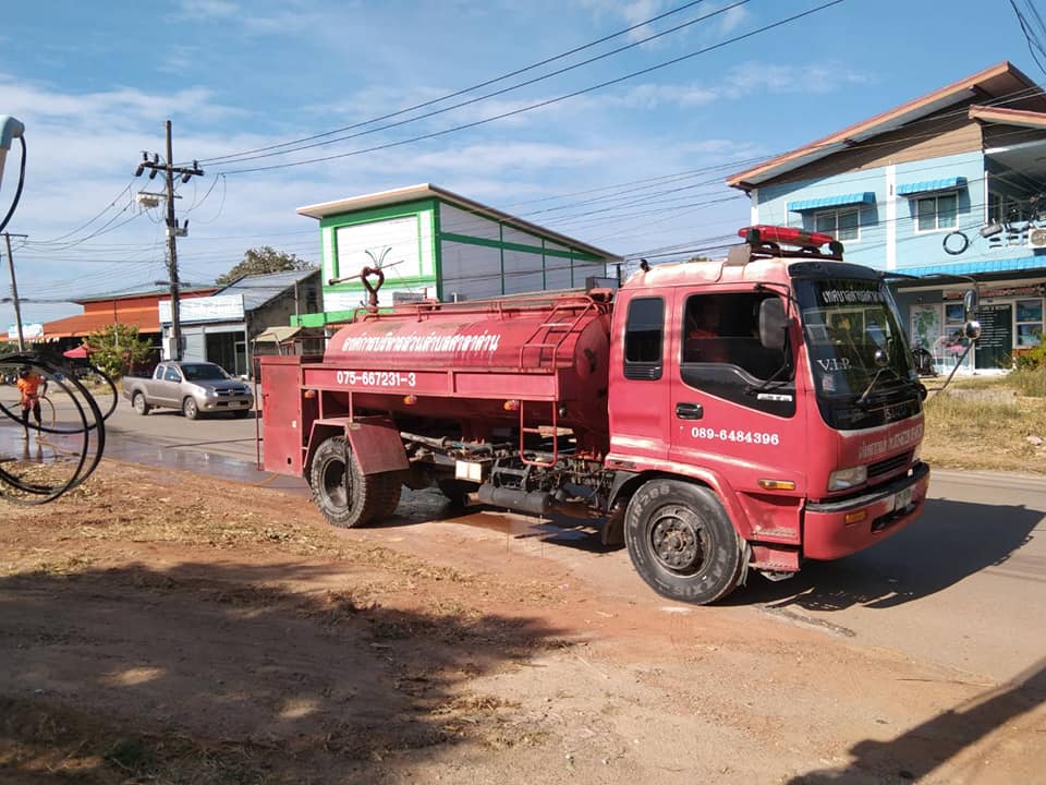 ทต.ศาลาด่าน ฉีดล้างทำความสะอาดถนนบริเวณหน้าธนาคารกรุงไทย หมู่ที่ 3 และบริเวณหน้าสหกรณ์ออมทรัพย์ษะกอฟะ หมู่ที่ 2